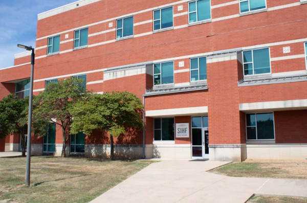 Southern Illinois Healthcare Foundation opens a new location left of Alton High School building, This clinic open for Alton school district families, staff and as well as the general public. 