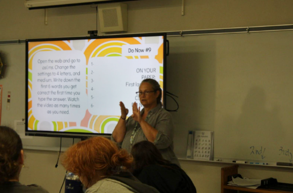 ASL teacher Peggy Rice introduces 
a new lesson to her class. 